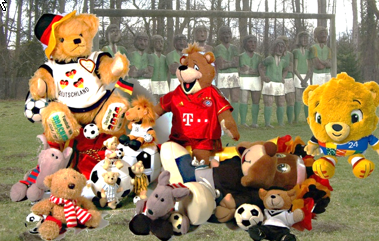 © Dr. Ursula Fellberg: Szene „Elf Freunde und das runde Leder“ aus der Ausstellung „Teddys tun gut“ im Irmengard-Hof