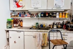 Arbeitsplatz im Atelier inklusive Erinnerung an die Kustwerke der Toechter  © Monika Schmidt