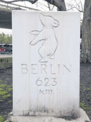 Foto: KUNZ - Ein Bär im Platanenhain: Am Berliner Platz steht ein Meilenstein, der die Entfernung in die Hauptstadt anzeigt.