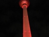 Der Berliner Fernsehturm rot angestrahlt
