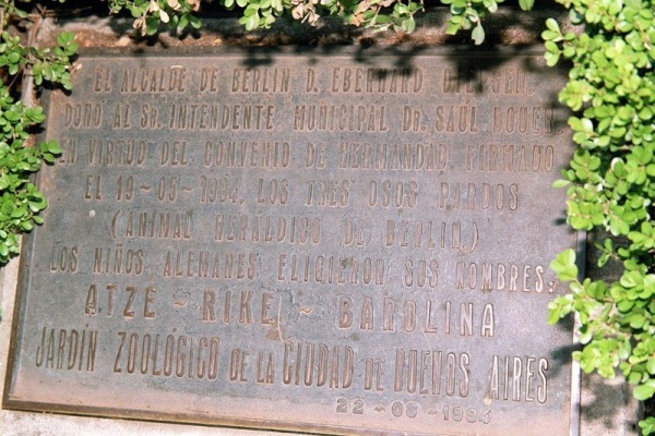 Gedenktafel zur Städtepartnerschaft Berlin - Buenos Aires  und der Schenkung  von Atze, Bärolina und Rieke an den Zoo von Buenos Aires