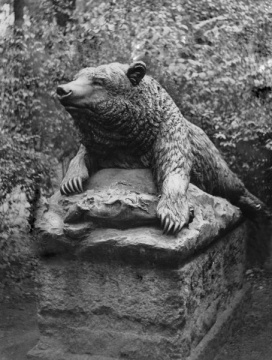 Berlin Tiergarten - Liegender Bär  - Skulptur von Rudolf Siemering Foto: Rose Greth  © ullstein-bild