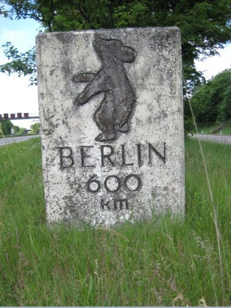Bild 2 Berliner Meilenstein auf dem Grünstreifen im Dreieck Köln-Heumar (© Foto Michael Damm 2014)