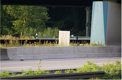 Bild 4 Später gesetzter Berliner Meilenstein am Kreuz Oberhausen bei Betriebs-km 473,0 (Quelle: www.eautobahn.de; © Foto Frank Buchhold)
