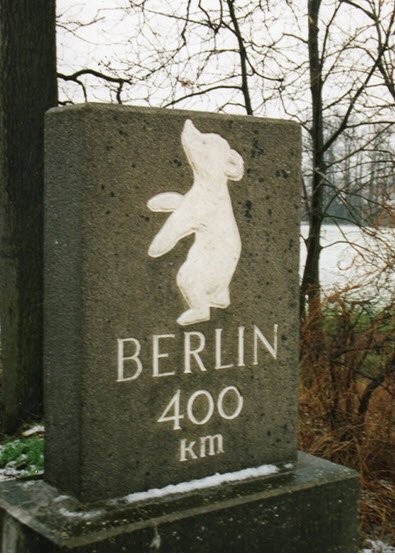 Bild 9 Original des Berliner Meilensteins bei Spexard seitlich der A 2 bei Betriebs-Kilometer 350,1. (Quelle: Bären für Berlin www.m1k.de; © Foto R. Below 1995)