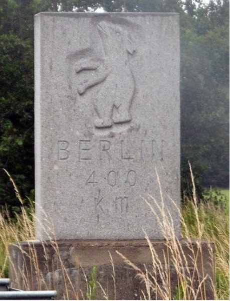 Bild 11 Das zweite Replikat des Berliner Meilensteins an der A 2 bei Gütersloh-Spexard von 2011 (Quelle: Bären für Berlin www.m1k.de; © Foto R. Below, 2015)