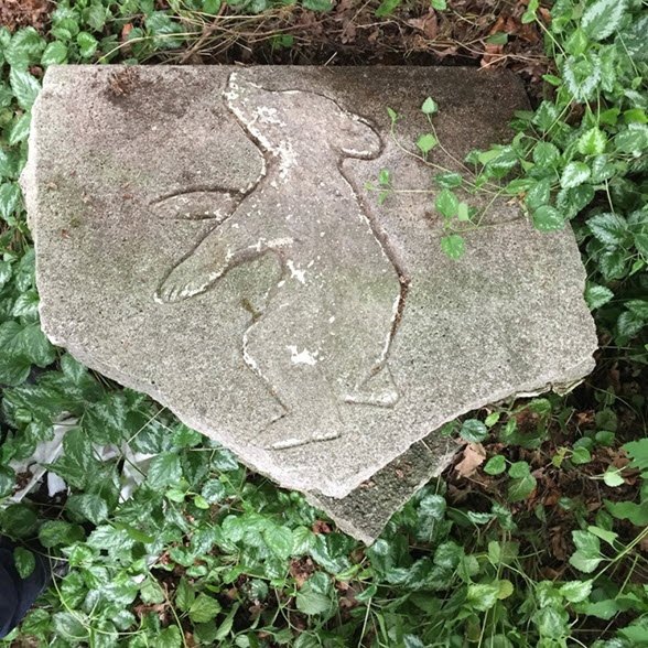 Bild 13 Das Fragment des Berliner Meilensteins von 1954 Spexard, das Michael Damm im Juni 2016 im Hof des ortsansässigen Landwirts Norbert Becker entdeckte. Die weiße Farbe auf dem Relief war im Laufe der 20 Jahre Liegezeit verwittert. (© Foto Michael Damm, 2016)