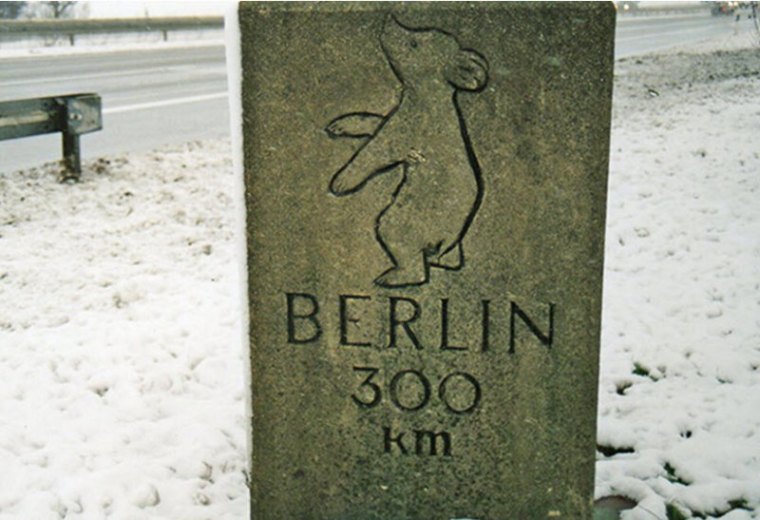 Bild 16 Der Berliner Meilenstein im Jahr 1995 (© Foto R. Below 1995)