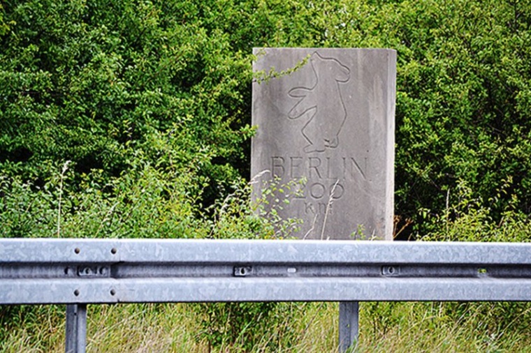Bild 18 Der Berliner Meilenstein bei Königslutter auf dem Mittelstreifen der A 2 im Jahr 2015 (© Foto R. Below 2015)