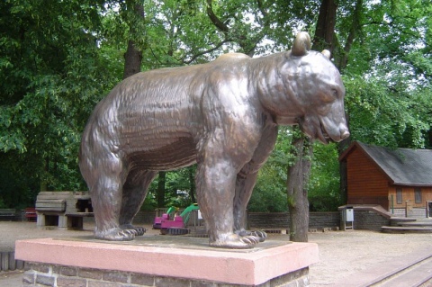Berliner Bär von Georg Wrba im Berliner Tierpark Foto © Christa Junge