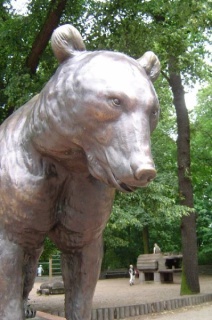 Berliner Bär von Georg Wrba im Berliner Tierpark Foto © Christa Junge