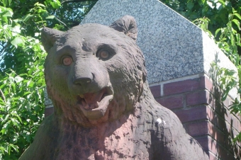 Bär mit Wappenschild am alten ZOO Eingang von 1856 © Christa Junge