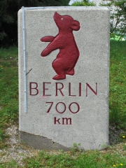 Bild 4 Der Kilometerstein im Einfahrtbereich der Autobahnmeisterei Ludwigsburg (Foto Katz)
