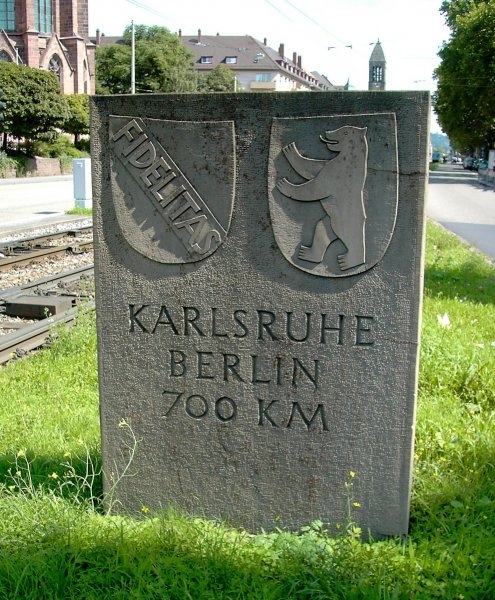 Der Berliner Meilenstein einst und jetzt: Bis 2011 stand der Stein an der Durlacher Allee, heute (28. August) wurde er wieder an seinen angestammten Platz gehoben. Foto © KASIG