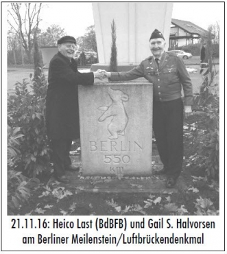 21.11.16- Heico Last (BdBFB) und Gail S. Halvorsen am Berliner Meilenstein/Luftbrückendenkmal