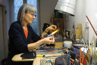 Dagmar Brückner beim Glasperlen wickeln © Christa Junge