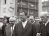 V. l. n. r.: Berliner Oberbürgermeister Willy Brandt, Niedersächsischer Ministerpräsident Hinrich Wilhelm Kopf, der Berliner Bär ARH NL Koberg 9627