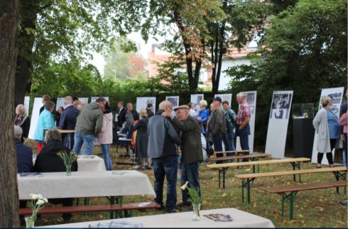 Die beiden älteren Herren auf diesem Foto sind Urgesteine aus der Ronnenberger Kommunalpolitik, links der der ehemalige Stadtdirektor Bernhard Lippold und rechts Jürgen Brandes (der auch wertvolle Dokumente zum Bären beigesteuert hat und treuer Sportkamerad des SV Ihme-Roloven) ehemaliger Ratsherr aus Ihme-Roloven © Frau Wiesen