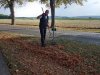 fleißige Hände, machen dem Laub bald ein Ende © Frau Wiesen