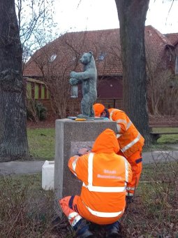 Mitarbeiter des Bauhofs der Stadt Ronneburg bei der Reinigung des Sockels Ihnen gilt unser besonderer Dank Fotos © Frau Wiesen