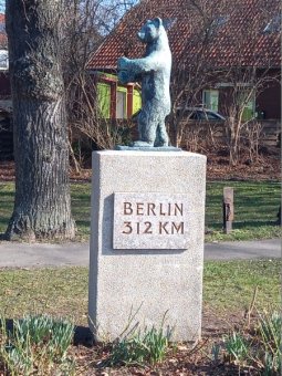 Berliner Bär Ihme-Roloven, Sockel gereinigt  © Frau Wiesen