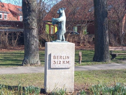 Berliner Bär Ihme-Roloven, Sockel gereinigt  © Frau Wiesen