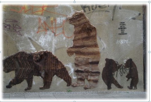 Street Art Bären aus Pelz an dem Brückenpfeiler am Bahnhof Jannowitzbrücke Foto © Christa Junge