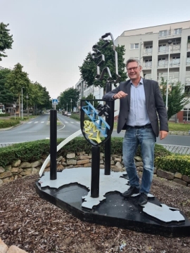 13.08.2021 Bürgermeister Herr Carsten Wewers am Berliner Bär und dem Stadtwappen  © Stadt Oer-Erkenschwick