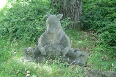 Berliner Zoo Bär mit Rosenkorb von von August Gaul Foto © Christa Junge