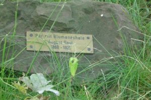 Berliner Zoo Bär mit Rosenkorb von von August Gaul Messingschild mit der Beschreibung Foto © Christa Junge